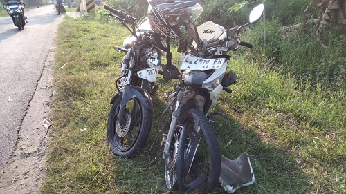 Adu Banteng Verza VS Supra 125 di Bangilan, Tuban, Korban Dilarikan ke Rumah Sakit