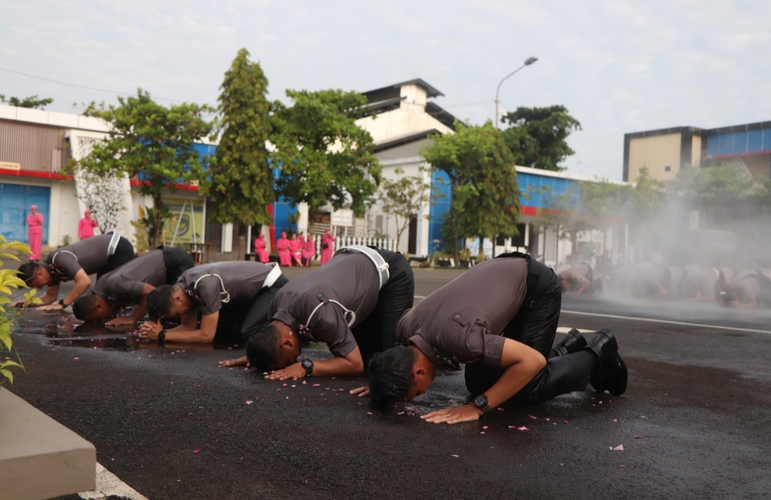 Naik Pangkat, 62 Anggota Polres Tuban Disiram Mobil Damkar