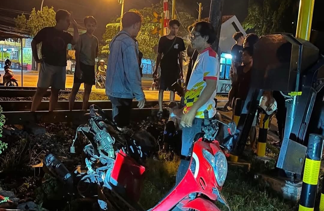 Gadis Tuban Tertabrak KA Kertajaya di Perlintasan Tanpa Penjaga, Selamat Meski Kaki Patah