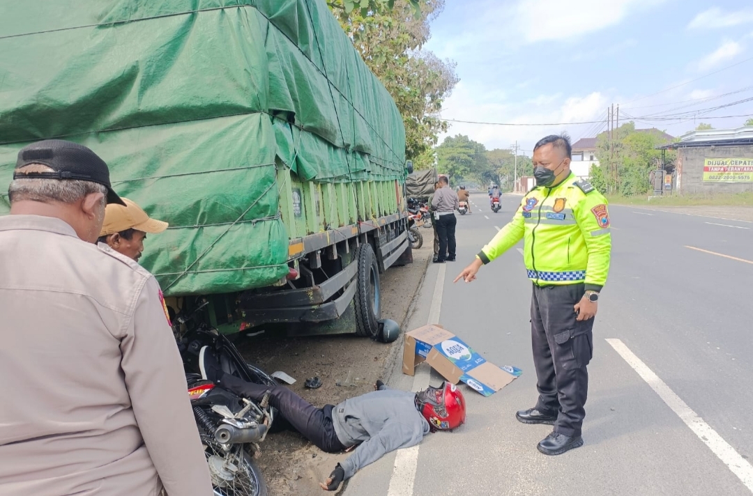 Kurang Konsentrasi, Pengendara Motor Tewas Tabrak Truk Hino di Tuban