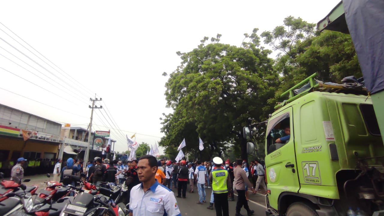 Demonstran FSPMI di Tuban Meluber Hingga Tutup Jalan Nasional