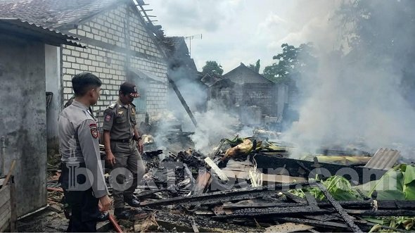 Tinggalkan Kompor Menyala, Bangunan Rumah Warga di Tuban Hangus Terbakar