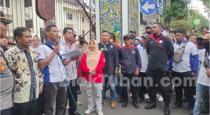 Baru Dibayar Rp800 Ribu, Buruh di Tuban Tuntut Keadilan Upah