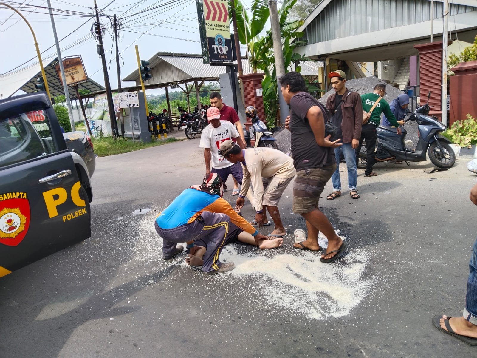 Serobot Lampu Merah, Pengendara Motor di Tuban Alami Luka-luka