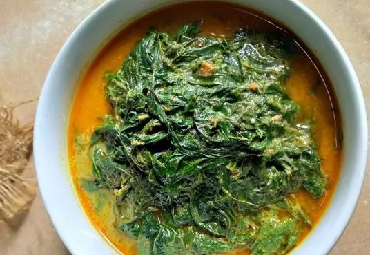 Resep Rahasia Gulai Daun Singkong Khas RM Padang Berwana Hijau Segar