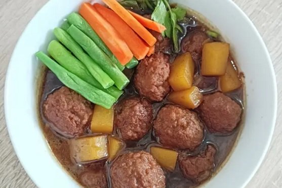 Resep Semur Bola-bola Daging Sapi, Ide Lauk Makan Malam Keluarga