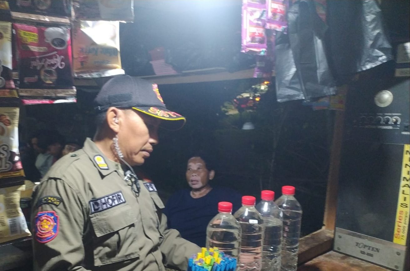 Pemilik Warung di Semanding Tuban Kedapatan Simpan Mihol Ilegal
