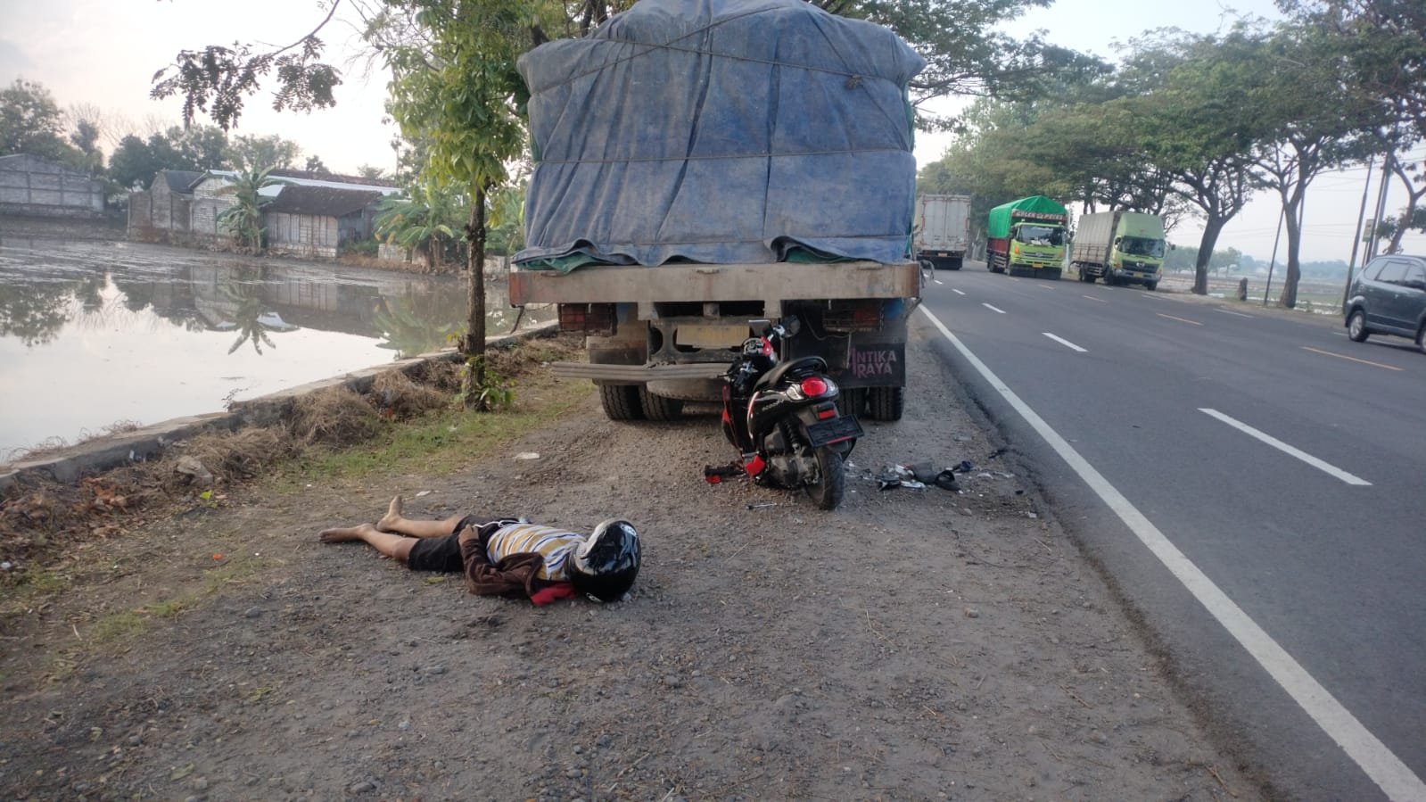 Tragis, Pengendara Motor Tewas Tabrak Truk Parkir di Tuban