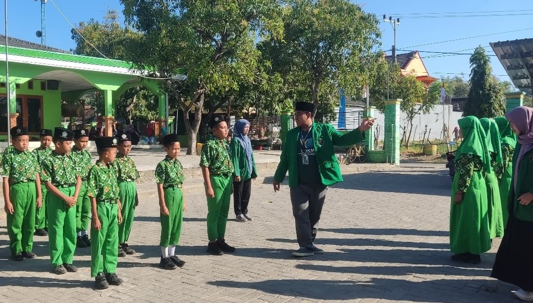 Mahasiswa KKN IAINU Tuban Beri Asistensi Pembelajaran di Desa Mliwang