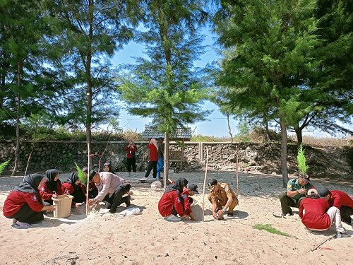 Dari Kita untuk Alam: Mahasiswa IAINU Tuban Tanam Pohon di Pantai Dermaga Purworejo