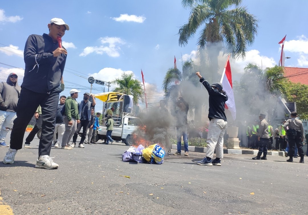 Aliansi BEM se-Tuban dan PMII Blokir Jalan dan Bakar Banner di Sekitar Gedung Dewan