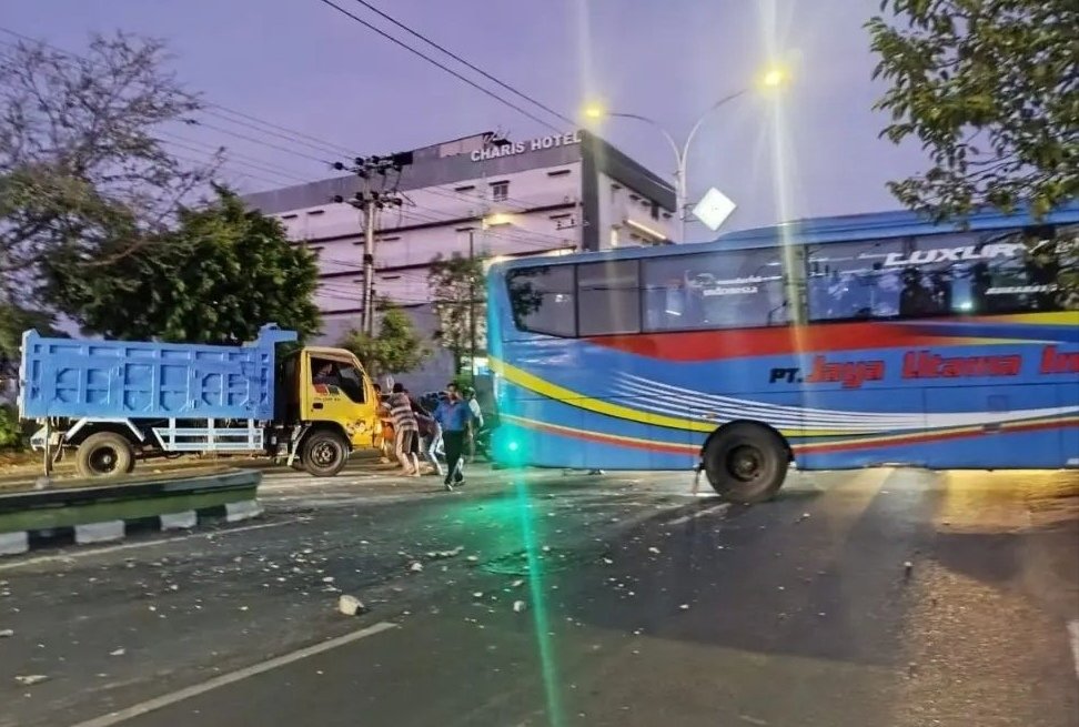 Dumptruck Tabrak Bus di Jalan Letda Sucipto Tuban, Diduga Human Error