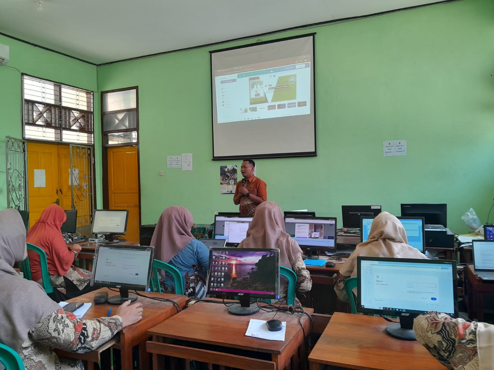 Guru SMPN 2 Bangilan Tuban Tingkatkan Kreativitas dengan Canva dan Wordwall