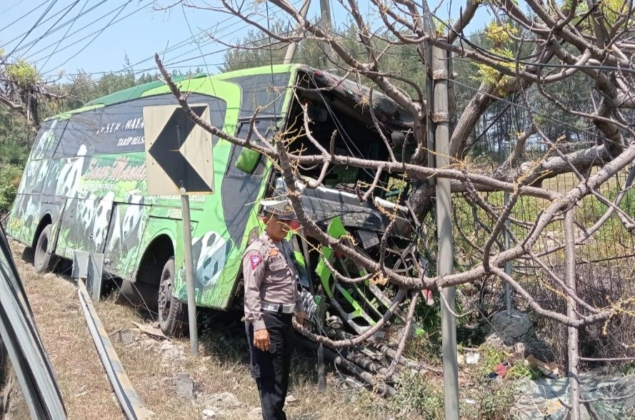 Bus Sinar Mandiri Tergelincir di Tikungan Jalan Raya Tuban, Pengemudi dan Kondektur Luka-Luka