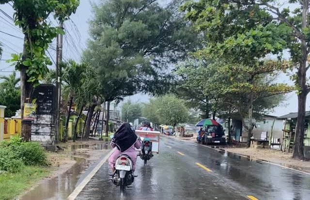 Waspada Jalan Licin! Begini Cara Tetap Aman Berkendara Saat Hujan