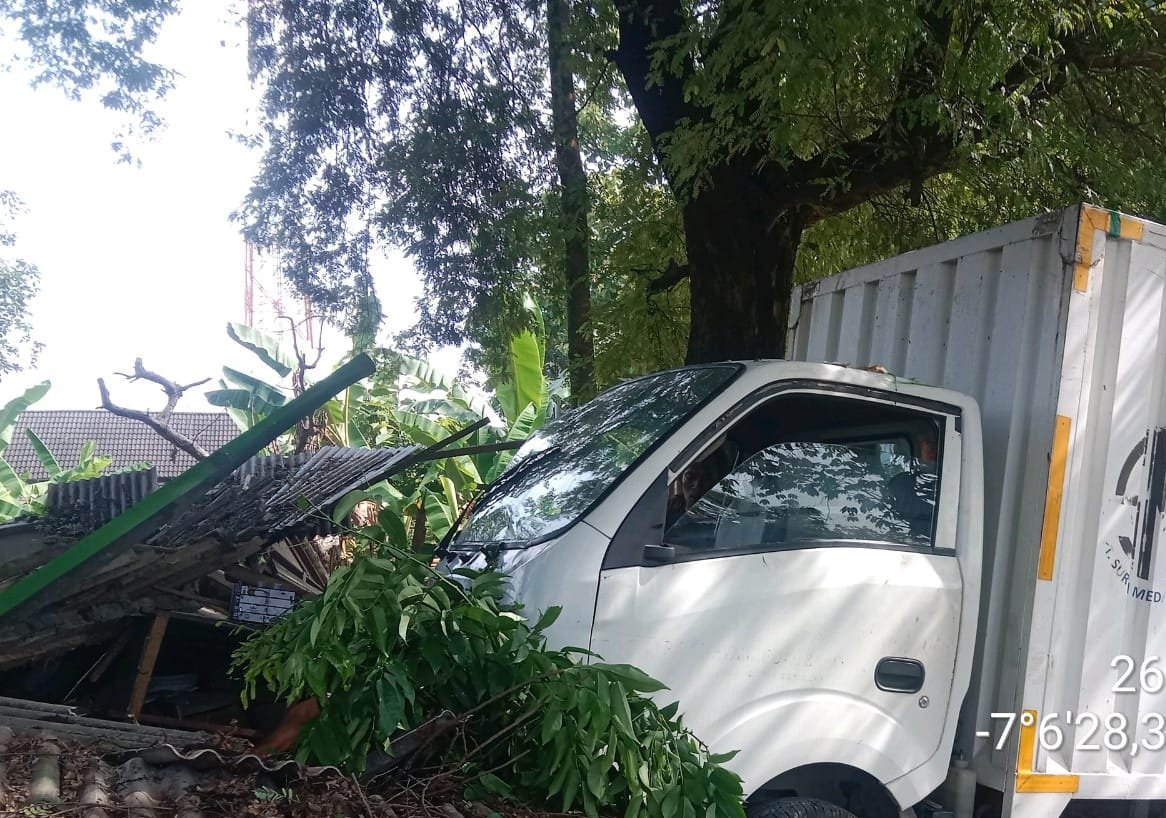 Pick Up Box Isuzu Oleng, Dua Bangunan Rusak di Jalan Soko-Ponco Tuban