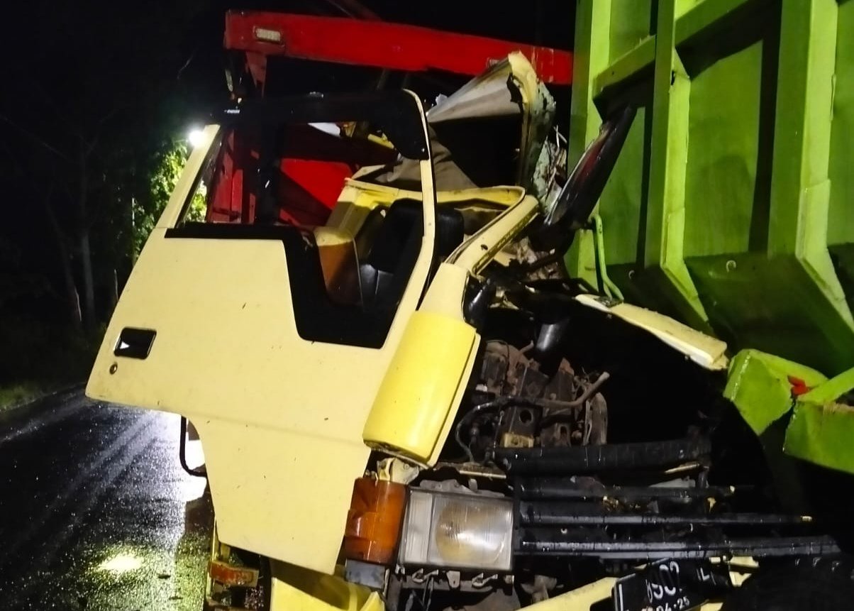 Dump Truck Parkir di Tuban Ditabrak Truk Diesel, Sopir Selamat Kernet Tewas