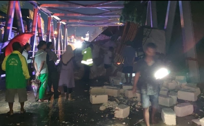 Gagal Kendalikan Truk di Jalan Menurun Tuban, Nasib Sopir Ini Tragis!