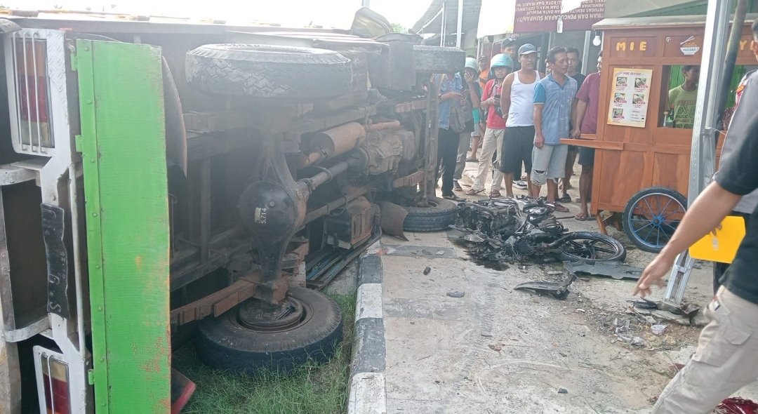 Nyalip Kendaraan, Truk di Tuban Hantam Motor hingga Tewas