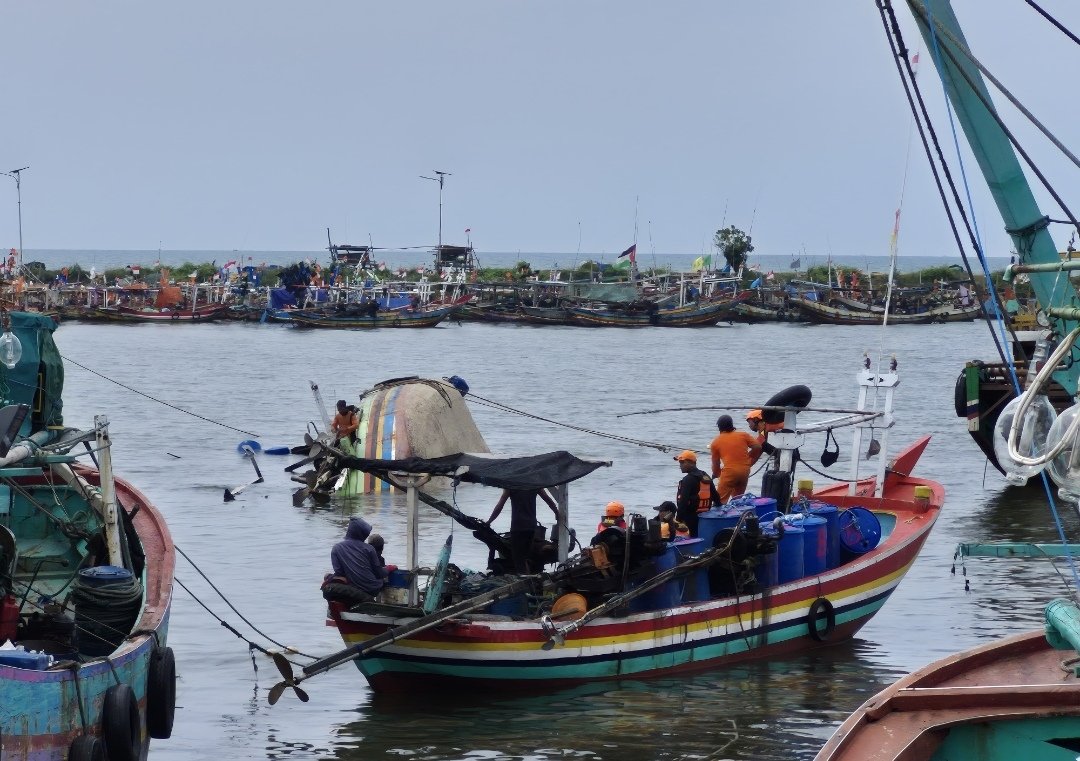 Perahu Terbalik di TPI Bulu, BPBD Tuban Lakukan Evakuasi