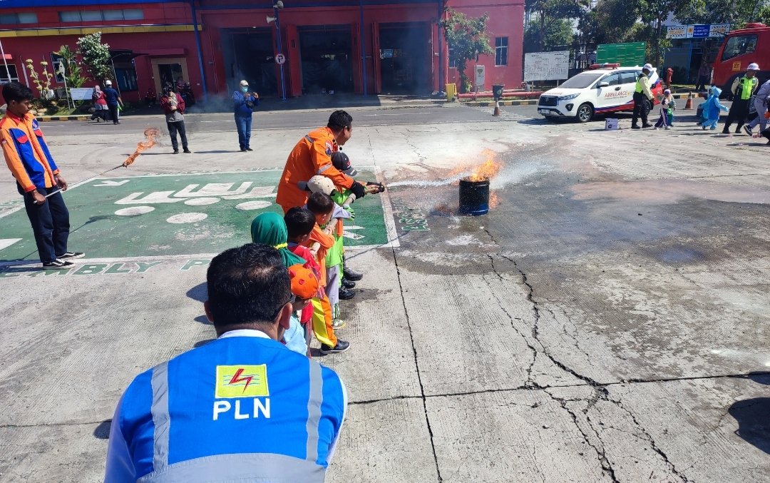 Hari Anak Nasional, PLN NP Ajak Ratusan Siswa di Tuban Belajar Jadi Pemadam Cilik