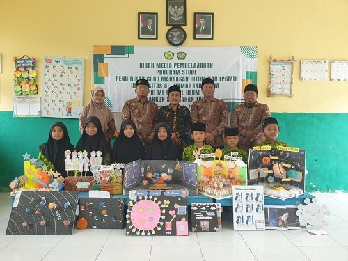 PGMI UAI Wujudkan Kepedulian Pendidikan, Hibahkan Media Pembelajaran ke MI Bahrul Ulum Tuban