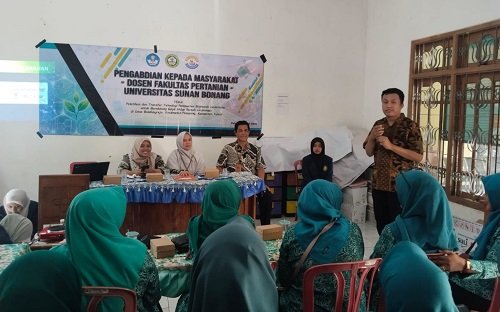 Tim PKM Universitas Sunan Bonang Kenalkan Pembuatan Bioplastik Ramah Lingkungan kepada Ibu PKK Bandungrejo