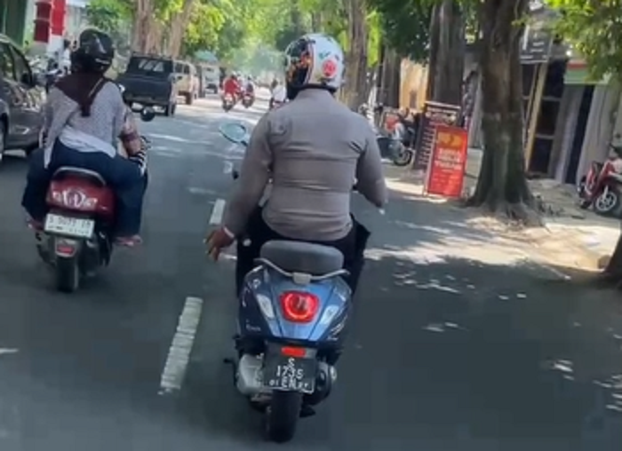 Diduga Merokok dan Pakai Motor Barang Bukti Oknum Polisi di Tuban Jadi Sorotan