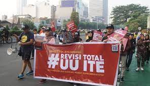 Revisi Kedua UU ITE: Pertahankan Pasal Karet, Menambah Pasal Baru Berbahaya