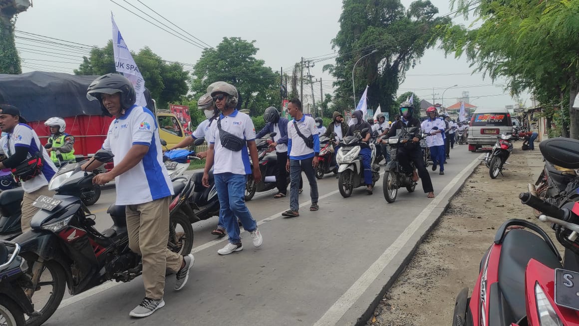 Ratusan Buruh FSPMI Jalan Kaki Sambil Dorong Motor di Jalur Pantura Tuban