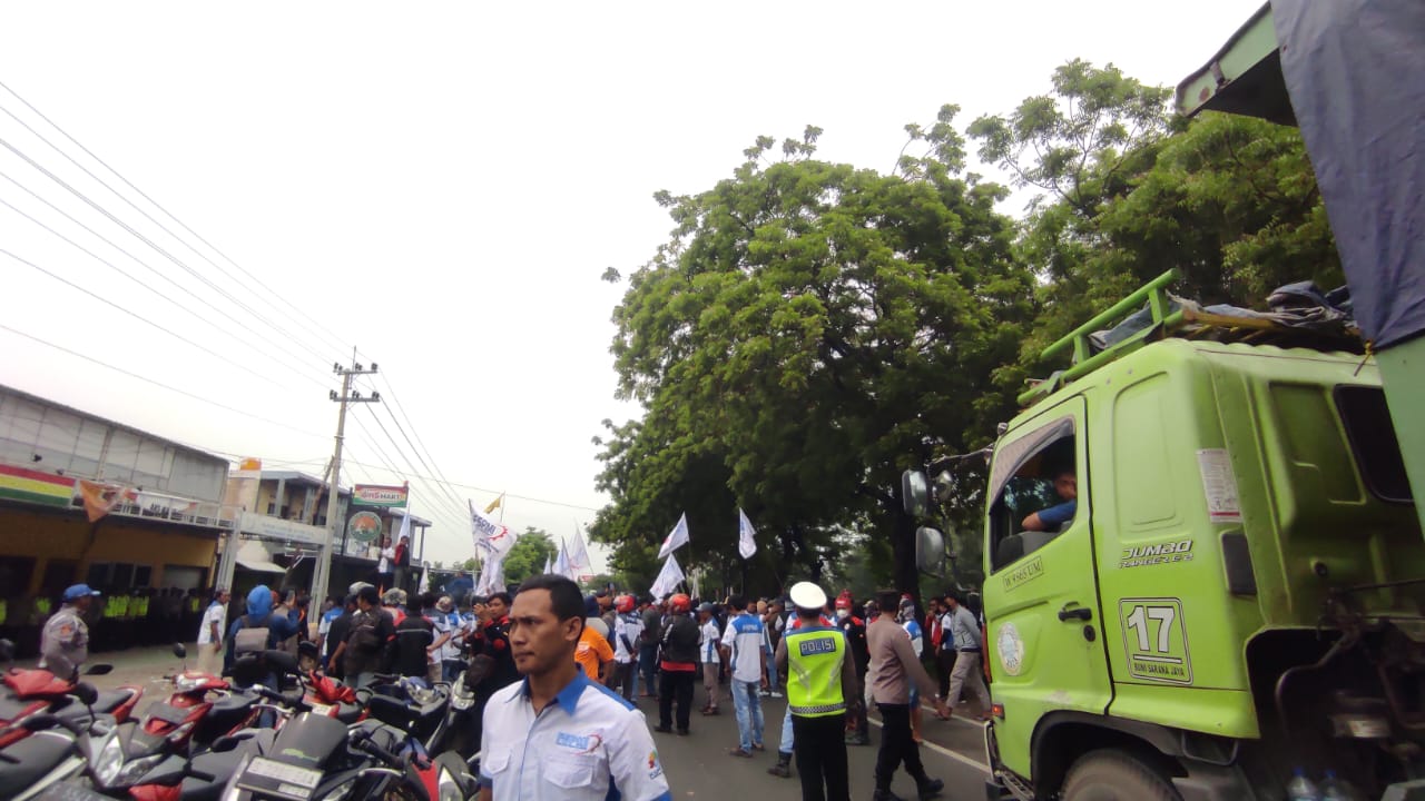 Demonstran FSPMI di Tuban Meluber Hingga Tutup Jalan Nasional