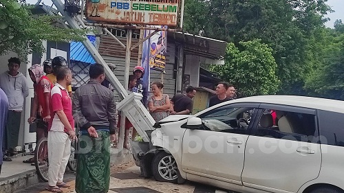 Anak 15 Tahun di Tuban Kendarai Mobil Avanza Tabrak Pengguna Jalan dan PJU