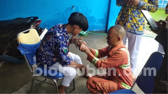 Damkar Tuban Evakuasi Jari Pelajar Tersangkut Lubang Kunci Pintu