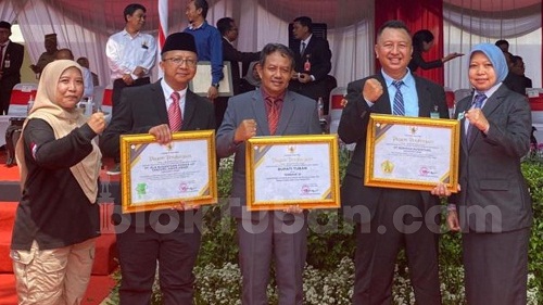 Gubernur Khofifah Serahkan Penghargaan untuk Bupati Tuban dan 42 Perusahaan