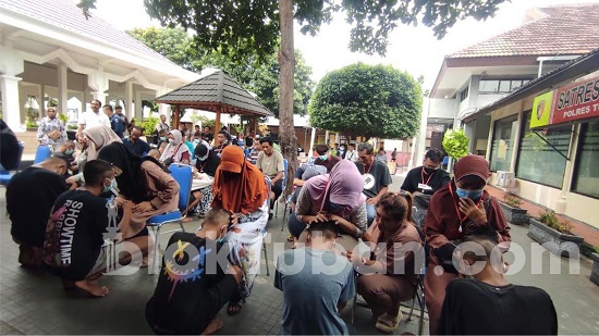 Belasan Anak Dihukum Sungkem ke Orang Tua, Satreskrim Polres Tuban: Semoga Jera!