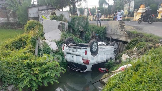 Diduga Selip, Mobil Toyota Yaris Terperosok ke Kali di Kabupaten Tuban
