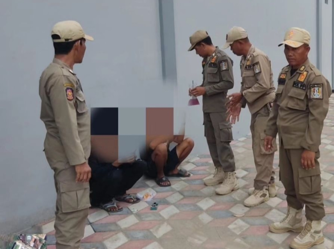 Asyik Minum Es Moni di GOR Tuban, Tiga Pemuda Kepergok Satpol PP