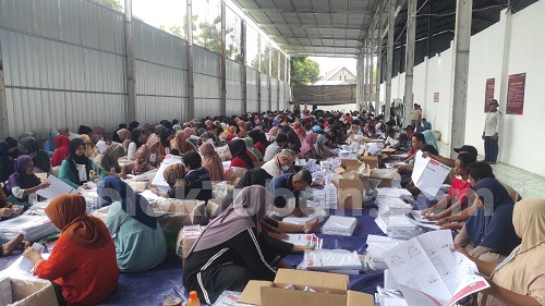KPU Tuban Kerahkan 300 Petugas Sortir dan Lipat Surat Suara