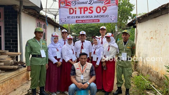 Unik! Petugas KPPS di Tuban Ini Gunakan Seragam SD Saat Pemilu