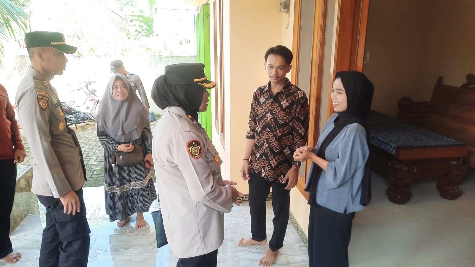 Empati Polwan Polres Tuban ke KPPS Pemilu 2024 yang Keguguran