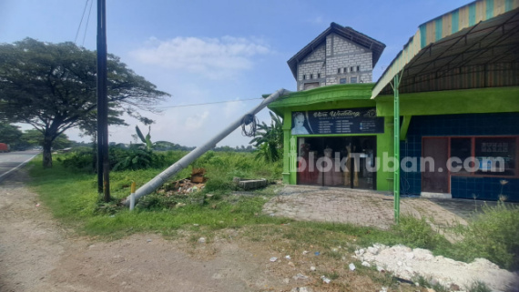 Tiang Beton Diduga Milik PLN Roboh Timpa Rumah Warga di Tuban
