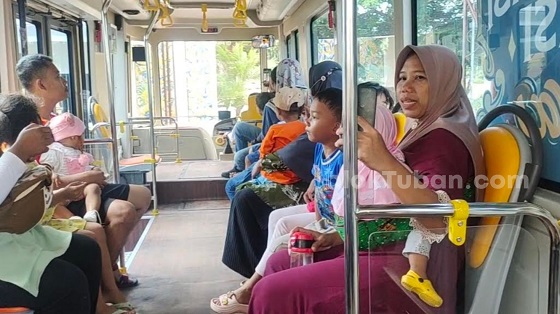 Emak-emak di Tuban Antusias Naiki Bus Si Mas Ganteng