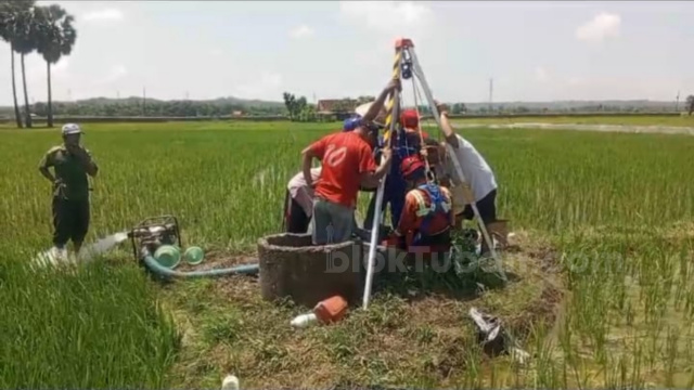 Petugas Damkar Tuban Rela Masuk Sumur Evakuasi Handphone