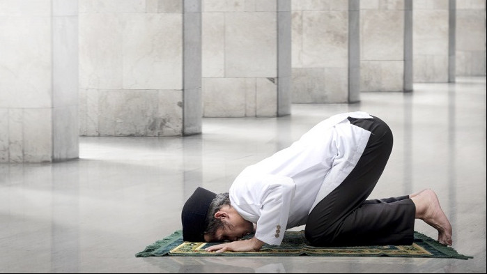 Hukum Salat Jumat di Tangga Masjid, Sahkah?