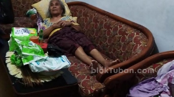 Momen Warga Evakuasi Nenek Penderita Stroke Terjebak Banjir di Tuban