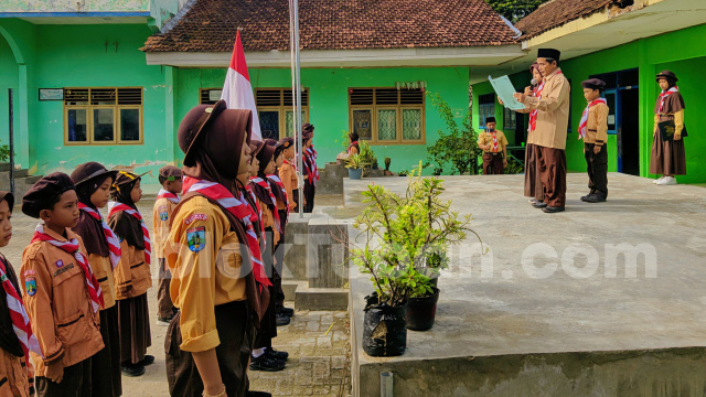 Gerakan Pramuka Pangkalan MI Musthofawiyah Soko Tuban Adakan Pelantikan Kenaikan Pangkat