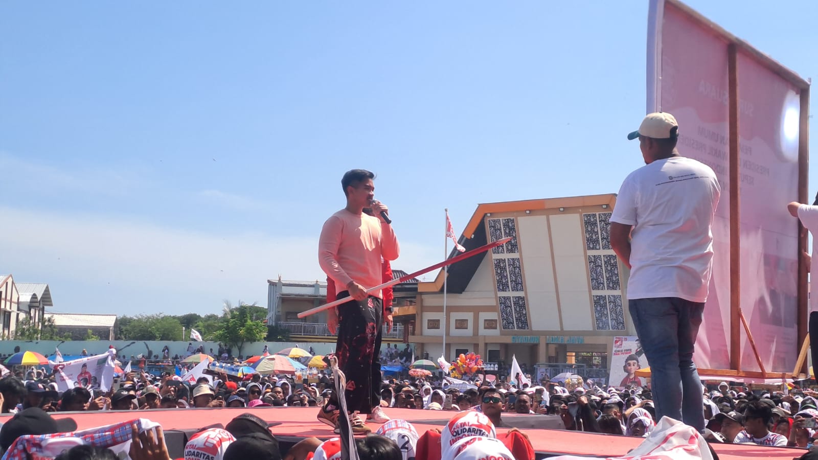 Kampanye di Tuban, Kaesang Simulasikan Coblos Gambar Mulut Gibran