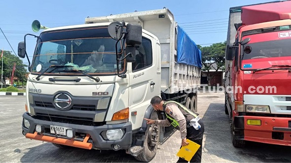 Senggolan dengan Truk Tronton, Pengendara Scoopy di Tuban Meregang Nyawa