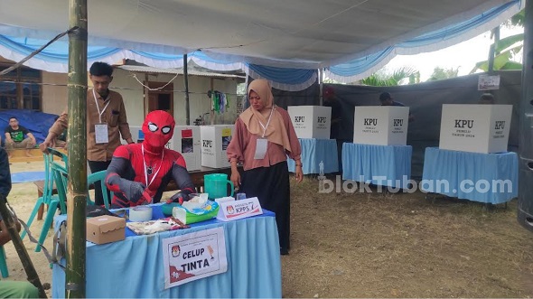 Tekan Angka Golput, Anggota KPPS di Tuban Kenakan Kostum Spiderman