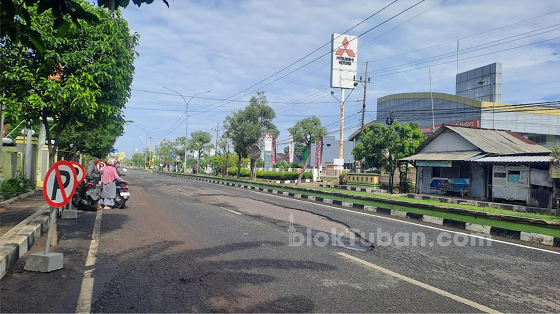 Usai Terendam Banjir Aspal Jalan Letda Sucipto Tuban Mengelupas